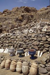 Image du Maroc Professionnelle de  Poteries et pierres de l’Atlas sont exposés sur la route à travers  la montagne qui mène de Marrakech à Ouarzazate le 22 Août 1997 (Photo / Abdeljalil Bounhar)

